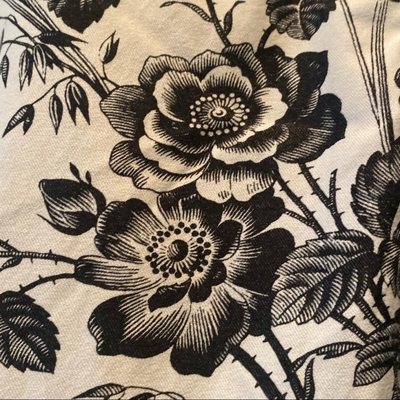 2/$30 Express White & Black Toile Floral Cropped Pants 9 / 10 - Picture 4 of 5